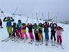 Eine Gruppe von Menschen auf Skiern